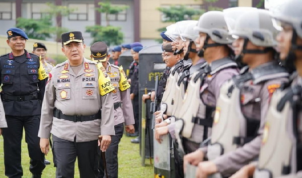 Kapolda_cek_pasukan.JPG